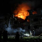 Byggnad i brand efter attacken.
