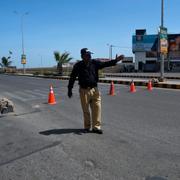En polis i Karachi, arkivbild.