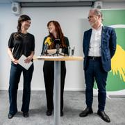 Miljöpartiets riksvalberednings ordförande, Louise Arndt, presenterar valberedningens förslag till språkrör. Till vänster språkröret Märta Stenevi och till höger Daniel Helldén.