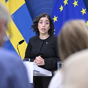 Simona Mohamsson (L) och Christina Månberg, Skolverkets tillförordnade generaldirektör, under en pressträff med anledning av skoldådet i Fagersta.
