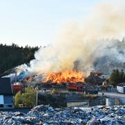 Släckningsarbete på brandhärjad en soptipp i Kassmyra i Botkyrka. 
