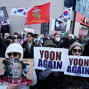Yoon-supportrar utanför domstolen på torsdagen.