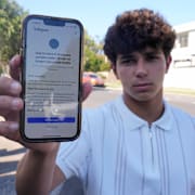 Noah Jones visar hur det ser ut när han försöker logga in på sociala medier.