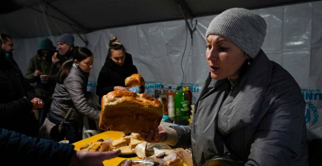 Volontärer delar ut bröd norr om Kyiv. Efrem Lukatsky / AP