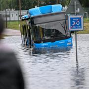 Buss som fastnat i vatten på Ugglumsleden i Partille.