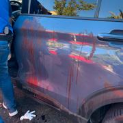 Blod på en bil där en personsökare exploderat. 
