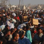 Palestiner i närheten av en matutdelning i Rafah. 