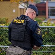 Polis på plats på den aktuella skolan i Landskrona på torsdagen.