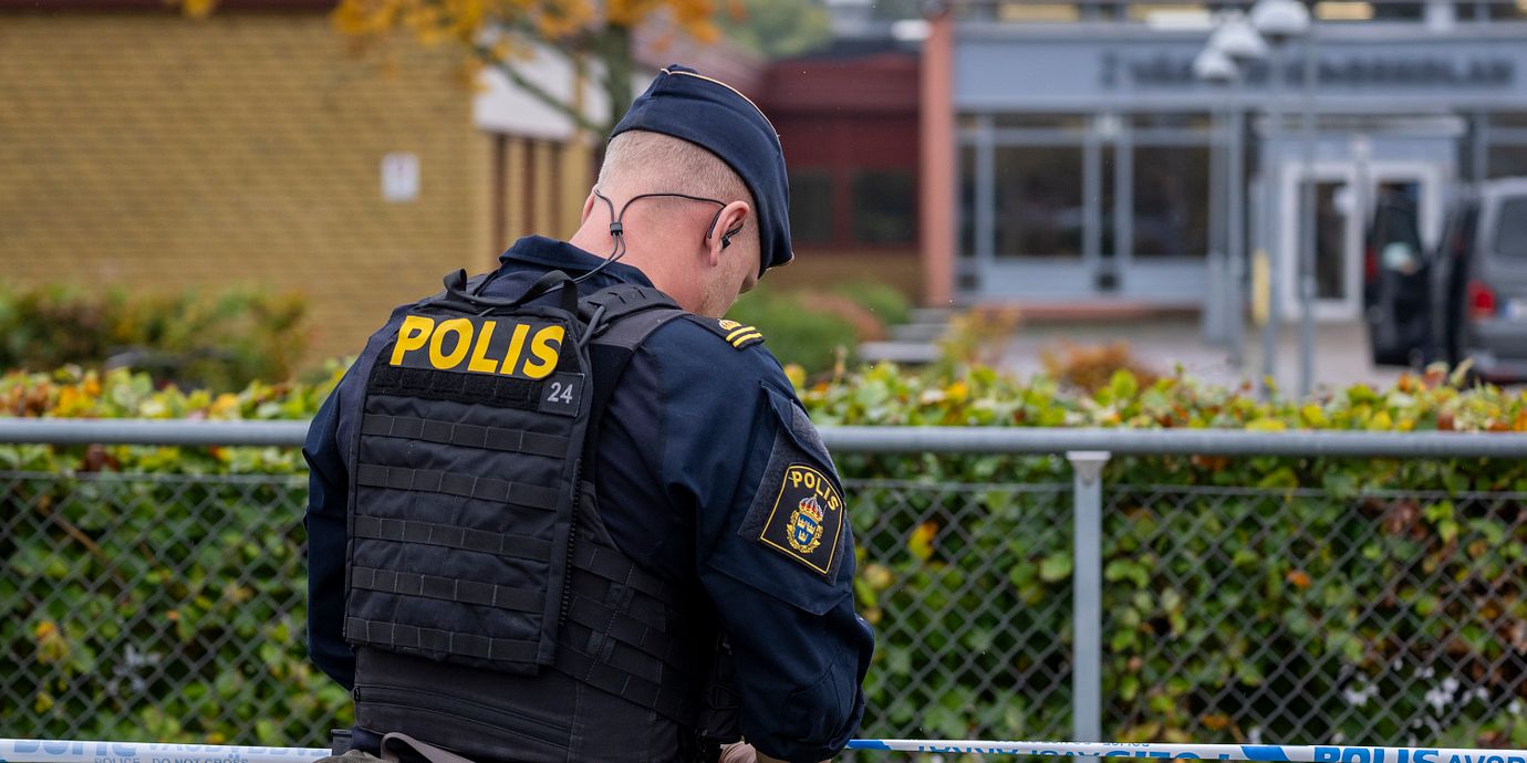 Polis på plats på den aktuella skolan i Landskrona på torsdagen.