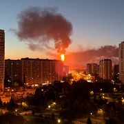 Rök från oljeraffinaderi efter ukrainsk drönarattack i Moskva.
