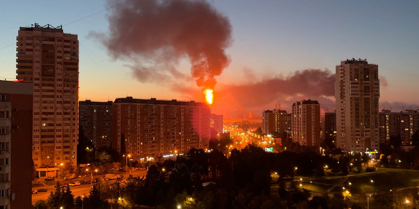 Rök från oljeraffinaderi efter ukrainsk drönarattack i Moskva.