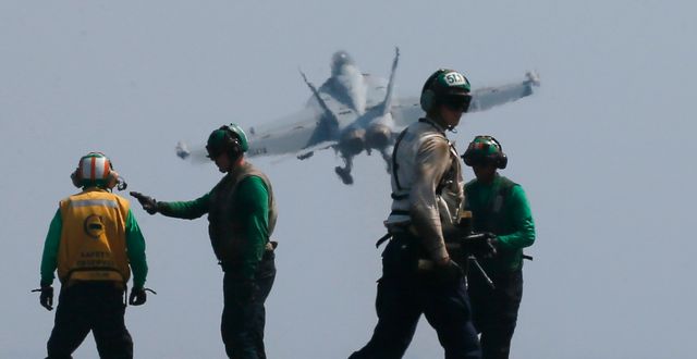 Ett amerikanskt F18-plan lyfter från ett hangarfartyg för att patrullera i Sydkinesiska havet. Arkivbild från 2017.  Bullit Marquez / TT NYHETSBYRÅN
