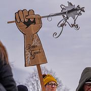 Demonstranter på en minnesstund för Renee Good i Minneapolis. Bilden är tagen den 7 februari.