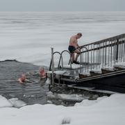 Bastande män i Löyly, ett bastukomplex vid havet i Helsingfors.