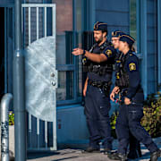 Polis på plats efter mordet. 