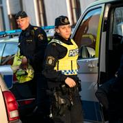 Poliser vid brottsplatsen. 
