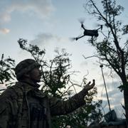 En ukrainsk soldat släpper iväg en drönare. LIBKOS / AP