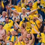 Svenska supportrar under matchen mot Polen i Sankt Petersburg.