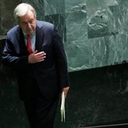 Antonio Guterres tar emot applåder efter sitt tal till FN:s generalförsamling. 