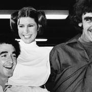 Harrison Ford, Anthony Daniels (som spelade C-3PO), Carrie Fisher (Leia Skywalker) och Peter Mayhew år 1978.