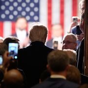 Donald Trump på väg in i salen inför nattens tal. 