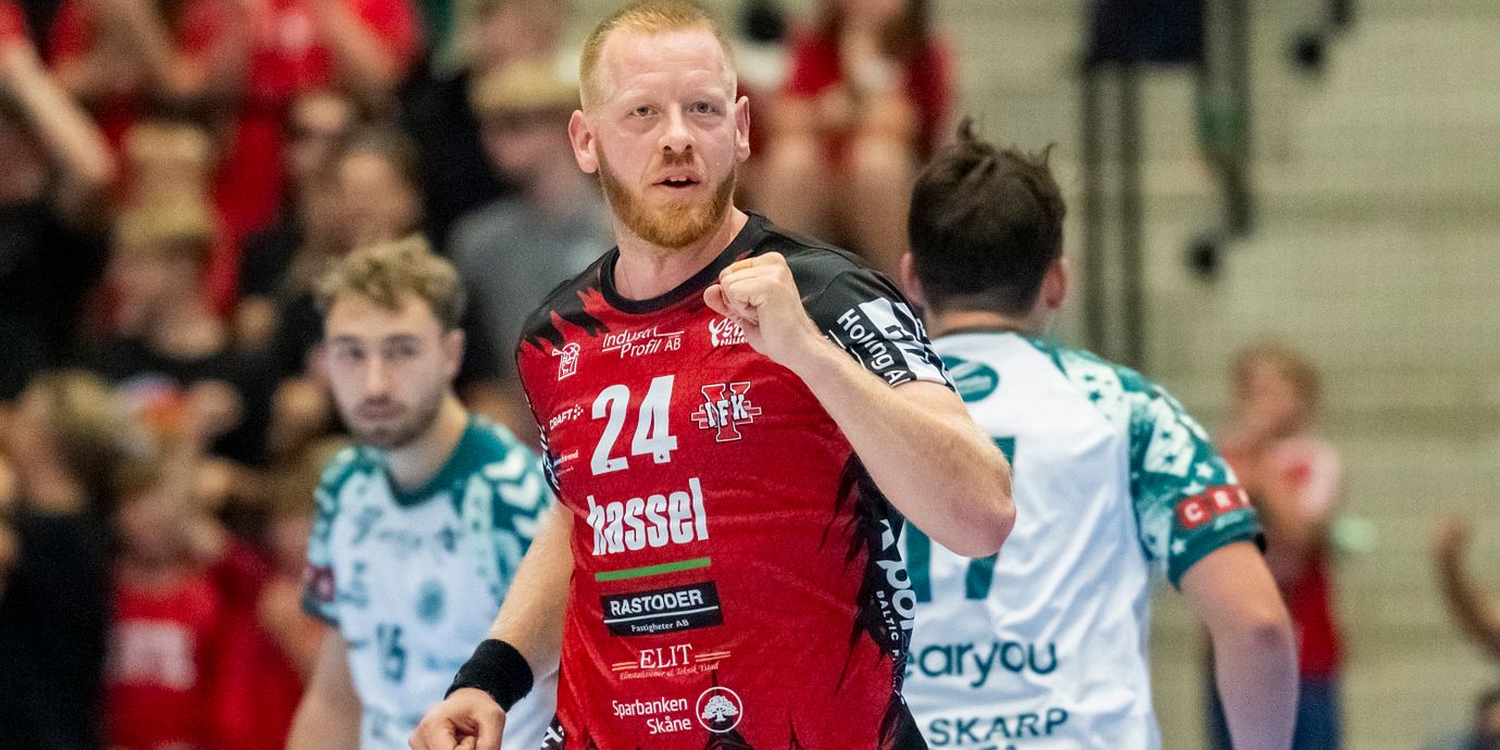 Arkivbild från 26 september: Jim Gottfridsson jublar efter mål under lördagens hemmapremiär i Handbollsallsvenskan mellan IFK Ystad och GF Kroppskultur i Ystad Arena.