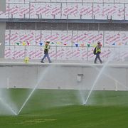 Sprinklers på en arena som kommer att fungera som träningsanläggning under fotbolls-VM.