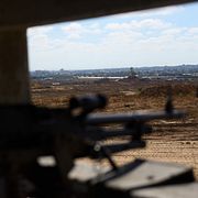 Israel uppger att man under lördagen dödade flera ”beväpnade terrorister” i Syrien. Bilden visar en israelisk postering i Gaza.