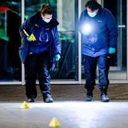 Polisens tekniker söker spår på brottsplatsen.