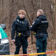 Poliser i närheten av Leonid Volkovs hem efter attacken. 