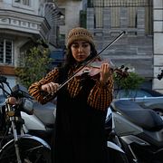 En gatumusikant i Teheran i Iran.
