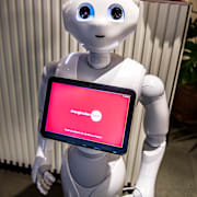 Arkivbild från 2018: Roboten Pepper som just nu testas i receptionen på Marginalen Bank.