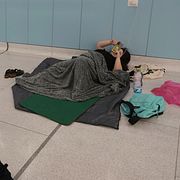 Israelisk polis på patrull samtidigt som människor söker skydd i en tunnelbanestation. Arkivbild.