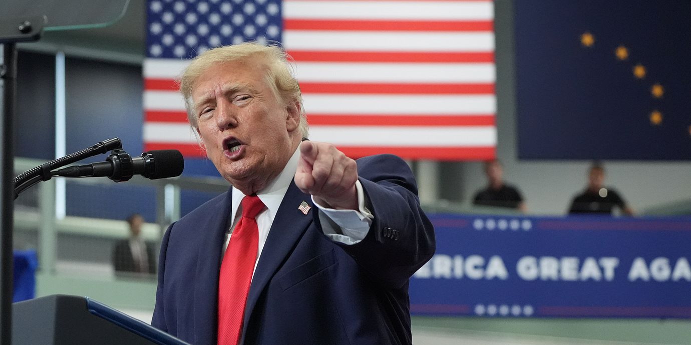 President Donald Trump under kampanjmötet i Alaska.