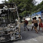 Vraket av en buss som brunnit Rio de Janeiro.