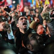 Folk protesterar i Istanbul. 