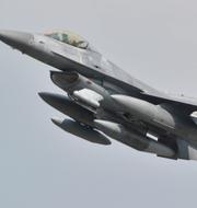 F-16 lyfter från amerikansk flygbas i Tyskland, arkivbild. Boris Roessler / AP