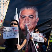 Reza Pahlavi på ett fotografi som bärs under en demonstration i Washington i USA.