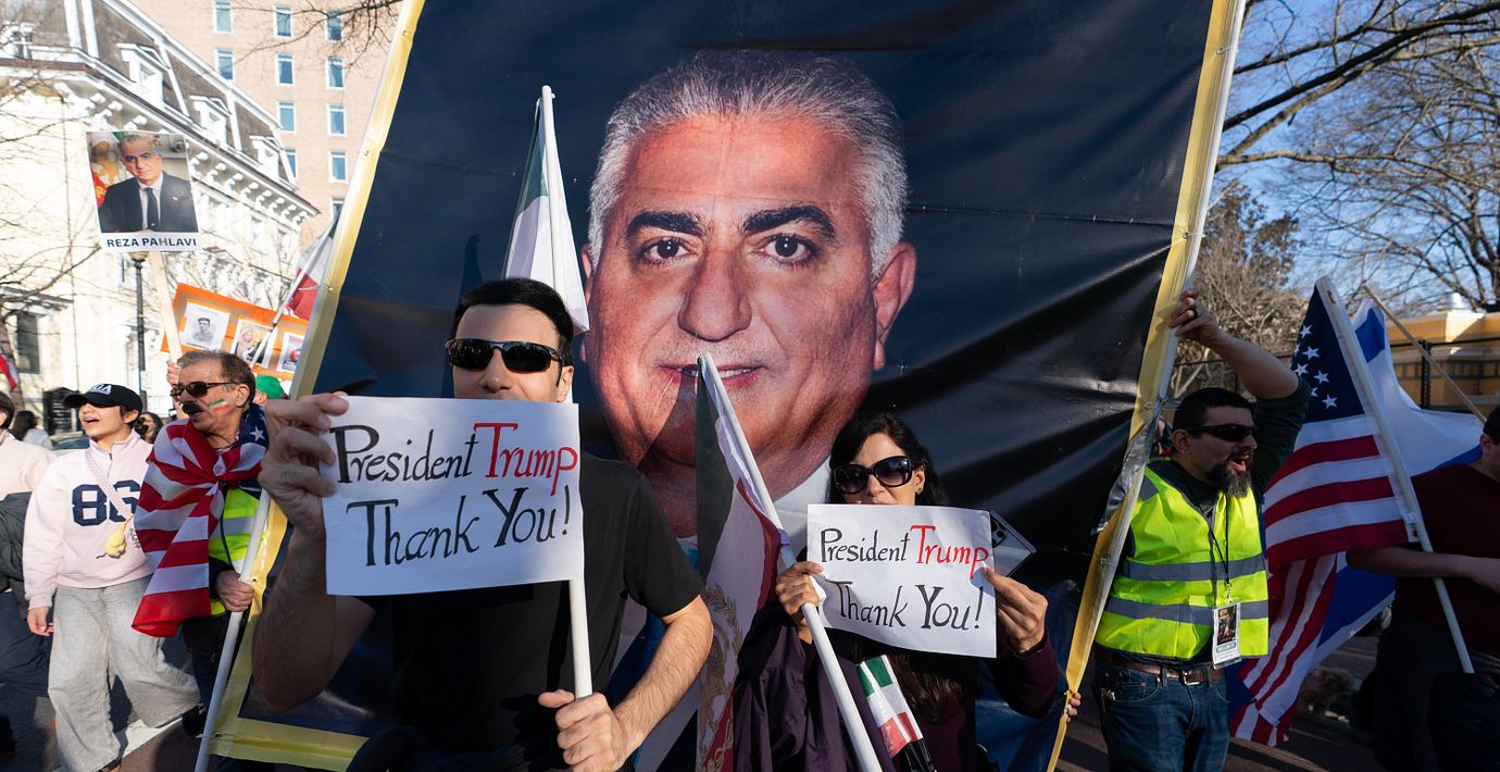 Reza Pahlavi på ett fotografi som bärs under en demonstration i Washington i USA.