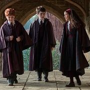 Bild från Harry Potter-serien. Harry Potter spelas av Dominic McLaughlin. Hermione Granger av  Arabella Stanton och Ron Weasley av Alastair Stout.