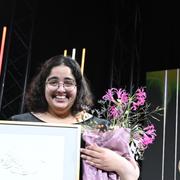 Inas Hamdan mottog 2023 Stora Journalistpriset för sin granskning i Sydsvenskan om bilden av Sverige i Al Jazeera.