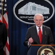 Jeff sessions till höger och Christopher Wray till vänster.