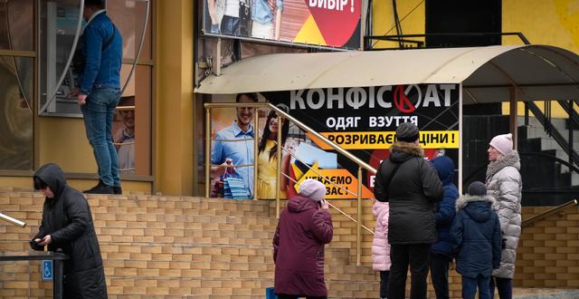 Ukrainare köade för att ta ut pengar i början av invasionen Serhii Nuzhnenko / AP