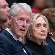 Arkivbild: Bill och Hillary Clinton den 14 maj 2025.