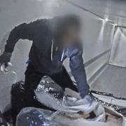 Stöldförsök från lastbilar i farten på E20 utreds nu av polisen i Västsverige. Filmer visar hur två män klättrar in i lastutrymmet bakifrån, från motorhuven på en personbil   mitt i natten och i 80 kilometer i timmen.