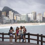 För tionde raka veckan sänker brasilianska ekonomer tillväxtprognosen för landets ekonomi under 2017, skriver Bloomberg. Arkivbild på turister i Rio de Janeiro, 2014.