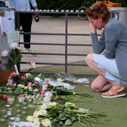 Efter knivattacken har människor samlats på platsen för att uttrycka sitt stöd för offren.