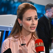 Alice Teodorescu Måwe och Jonas Sjöstedt efter SVT:s debatt. 