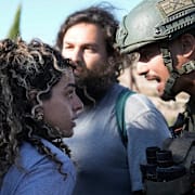 Arkivbild: Alice Kisiya och flera israeliska aktivister försöker ta sig in på familjens mark den 2 augusti 2024 men stoppas av isaraeliska soldater. 