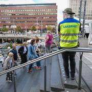 Säkerhetspersonal på Sergels Torg Stockholm bevakar den pågående Kulturfestivalen.
